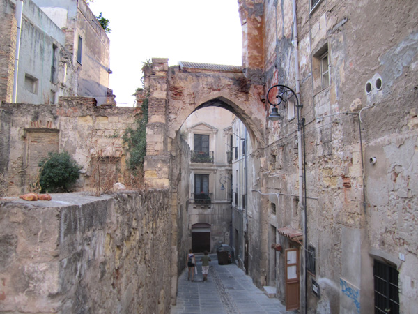 Torbogen in der Altstadt von Cagliari